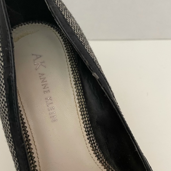 Anne Klein Black/White Fabric Peep Toe Heels/Pumps, 7.5, GUC. - Picture 6 of 7